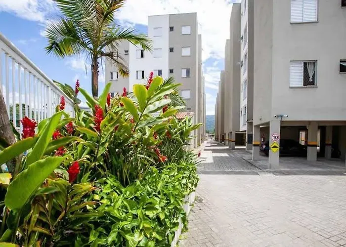 Apto em divisa com a Praia de Itagua e facil acesso as praias fica ao lado do Atacado Tenda da rodovia Rio Santos